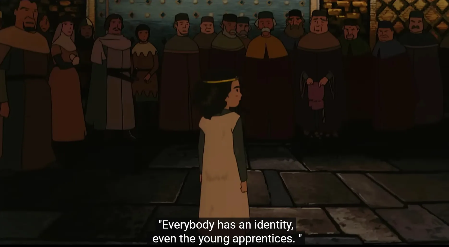 Captura de pantalla de la película La princesa Arete.  Arete se para frente a una multitud de hombres reunidos, todos más altos que ella y arrojándola a la sombra.  El texto del subtítulo dice: Todo el mundo tiene una identidad, incluso los jóvenes aprendices.