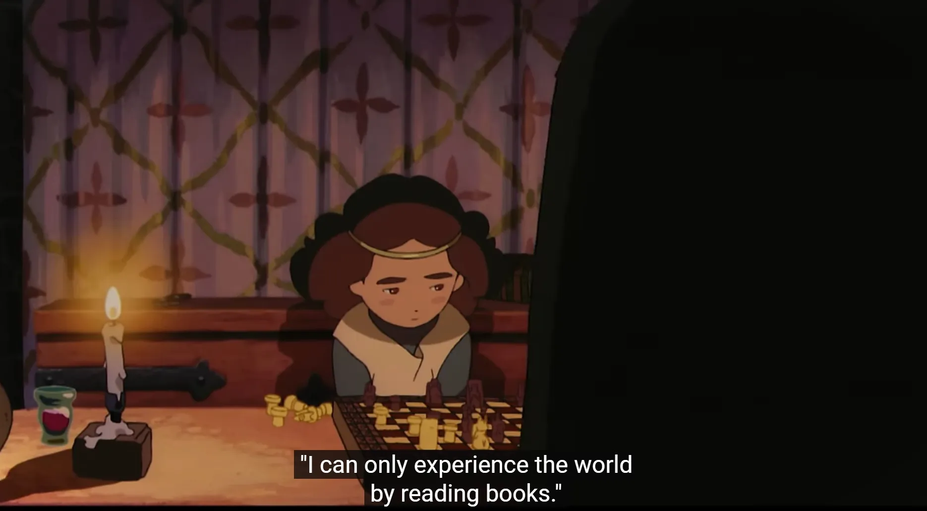 Captura de pantalla de la princesa Arete.  Arete está sentada tristemente en una mesa, iluminada sólo por la luz de las velas.  El texto del subtítulo dice: Sólo puedo experimentar el mundo a través de libros.