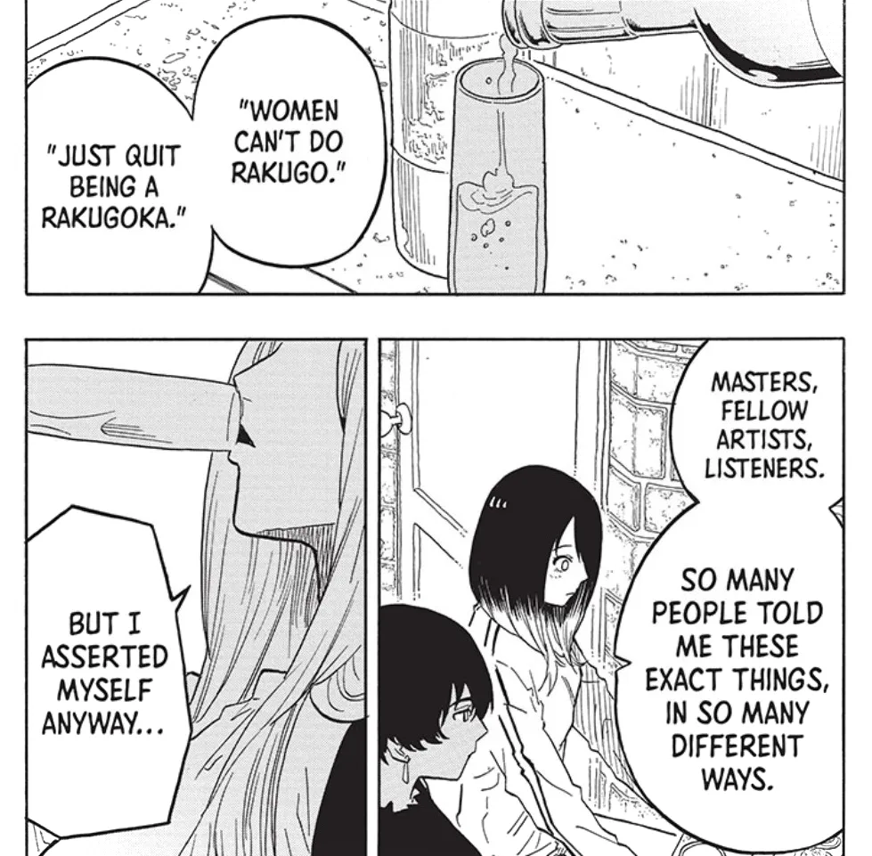 Tres paneles de manga que muestran a Akane y una mentora mayor saliendo a cenar, centrándose en la mentora bebiendo.  Las burbujas de discurso flotan por la página.  Leen: Las mujeres no pueden hacer rakugo.  Simplemente deja de ser un rakugoka.  Mucha gente me dijo exactamente estas cosas de muchas maneras diferentes.  Pero me impuse de todos modos.