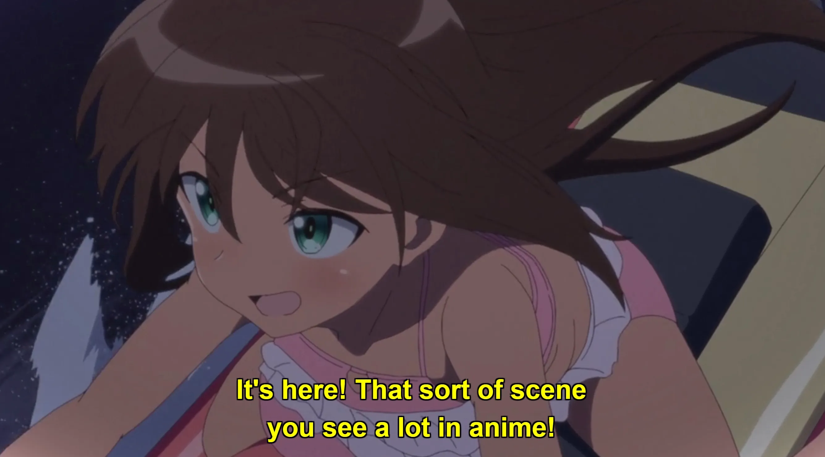 Una mujer joven en bikini rosa inclinándose hacia adelante para conducir una lancha rápida.  El texto del subtítulo dice: ¡Está aquí!  ¡El tipo de escena que ves mucho en el anime!