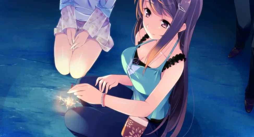 Amane Mochizuki está inclinada y jugando con una bengala de fuegos artificiales.