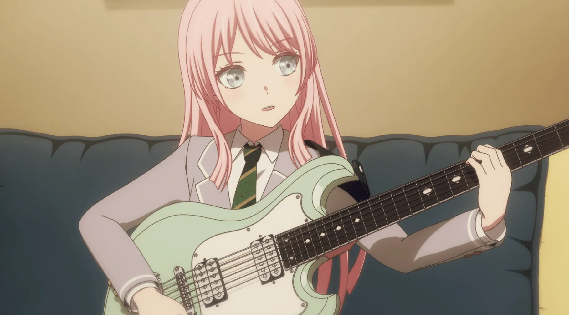Anon toma su guitarra mientras piensa en formar una banda.