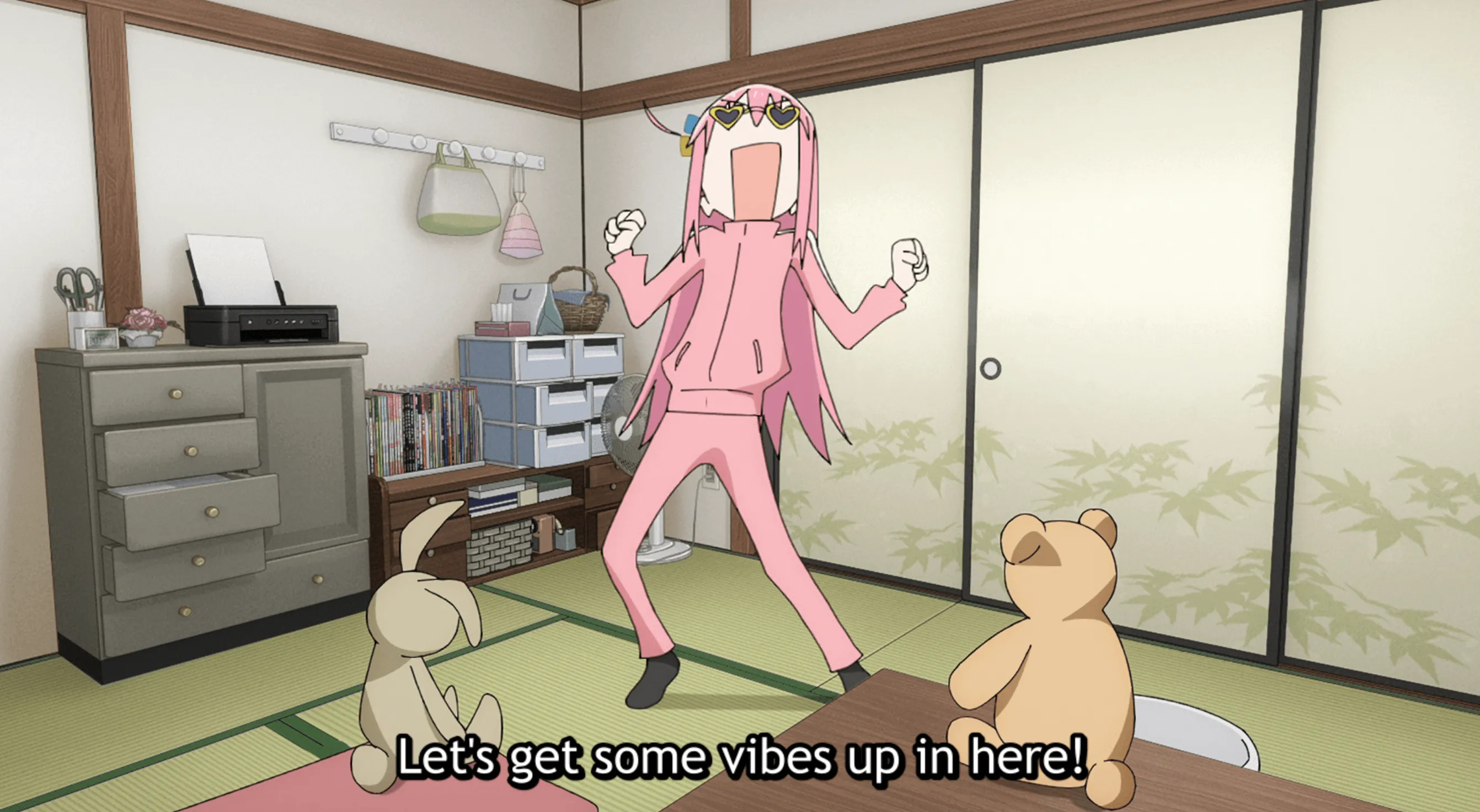 Hitori de Bocchi the Rock bailando torpemente en su habitación.  Lleva gafas de sol y su chándal rosa.  El texto del subtítulo dice: ¡Pongamos algo de onda aquí!