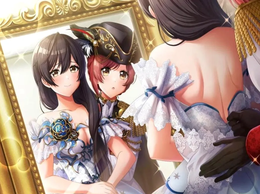 Aoi con su vestido de Julieta, con el pelo largo que cae sobre sus hombros, mirando con satisfacción su reflejo en un gran espejo enmarcado.