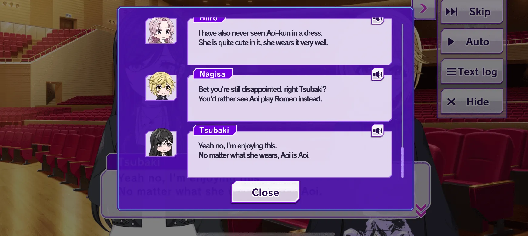 Un registro de chat sobre un fondo morado entre personajes del juego.  El texto dice: Nunca he visto a Aoi-kun con un vestido.  Está linda con él, lo usa bien.  Apuesto a que estás decepcionado, ¿verdad Tsubaki?  En lugar de eso, querías verla interpretar a Romeo.  Sí, no, estoy disfrutando esto.  No importa lo que lleve puesto, Aoi sigue siendo Aoi.