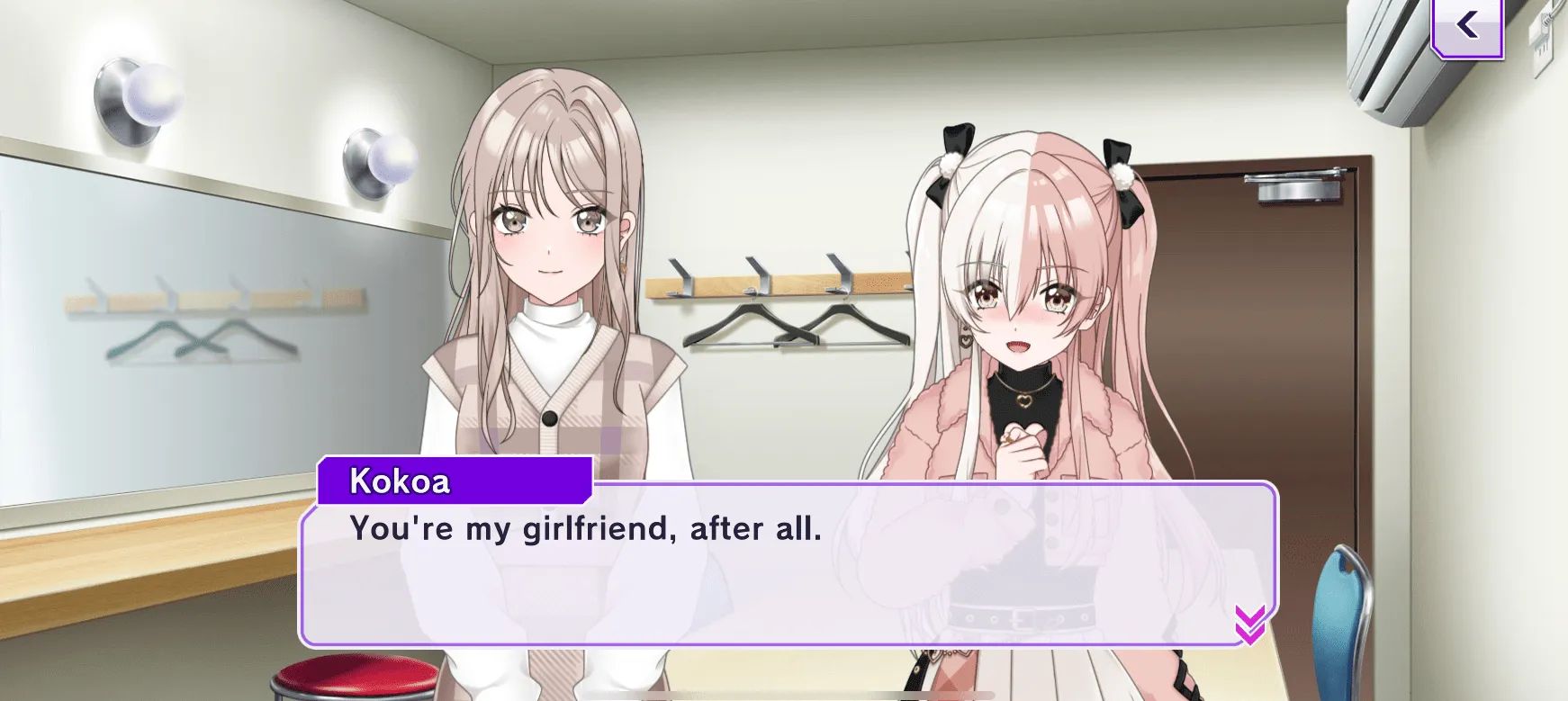 Los modelos de personajes de Hayate y Kokoa miran hacia la pantalla, luciendo felices y casuales.  Un cuadro de diálogo en la parte inferior de la pantalla dice: Kokoa: Después de todo, eres mi novia.