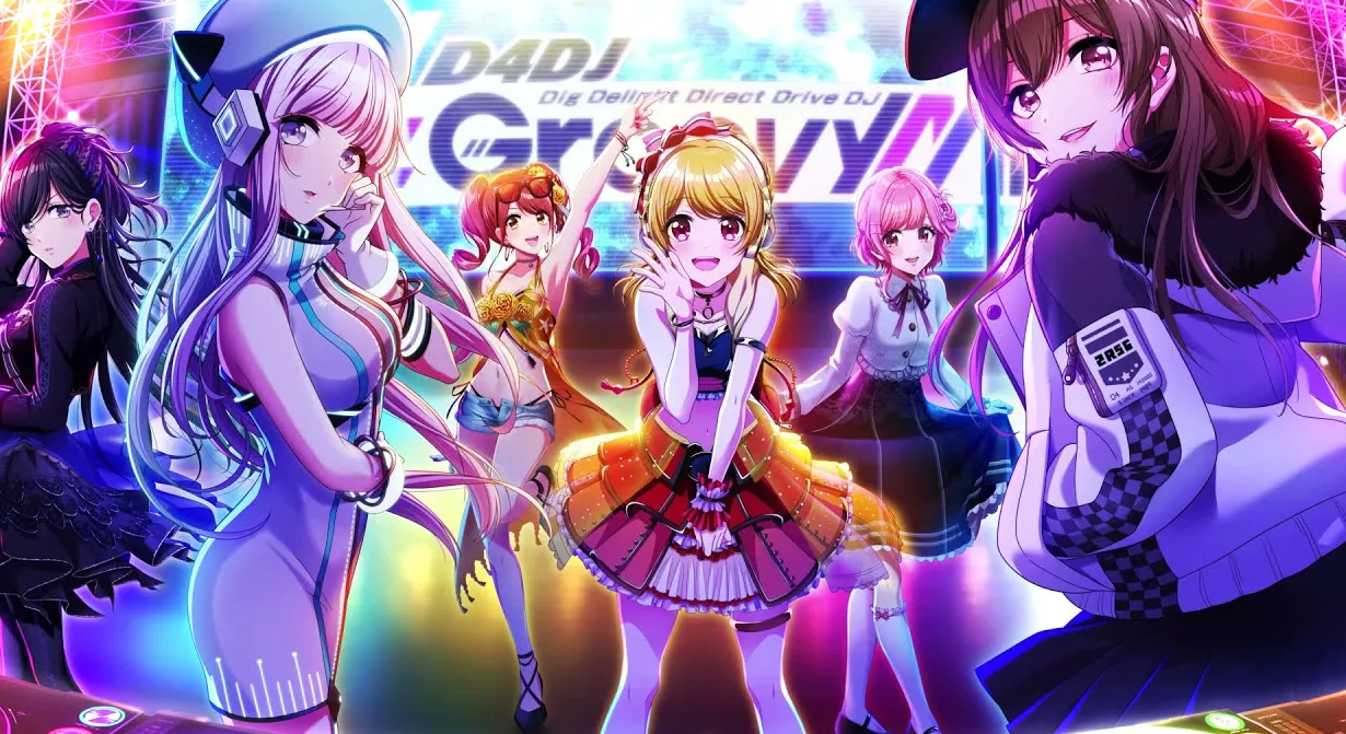 Foto grupal de personajes de D4DJ Groovy Mix, posando con trajes de colores brillantes frente a un tocadiscos.