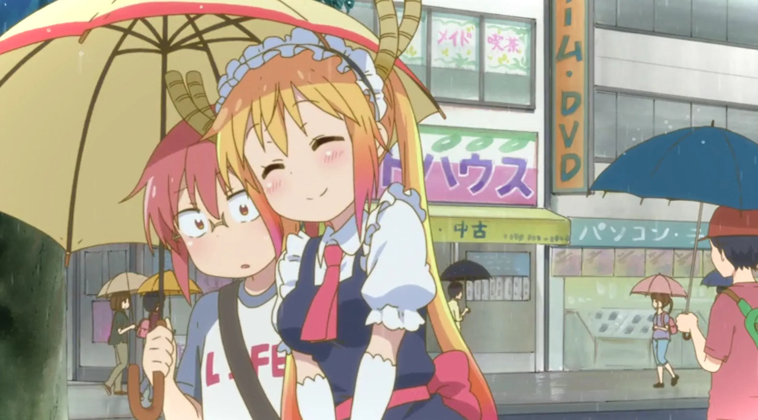 Tohru abrazando a Kobayashi bajo un paraguas