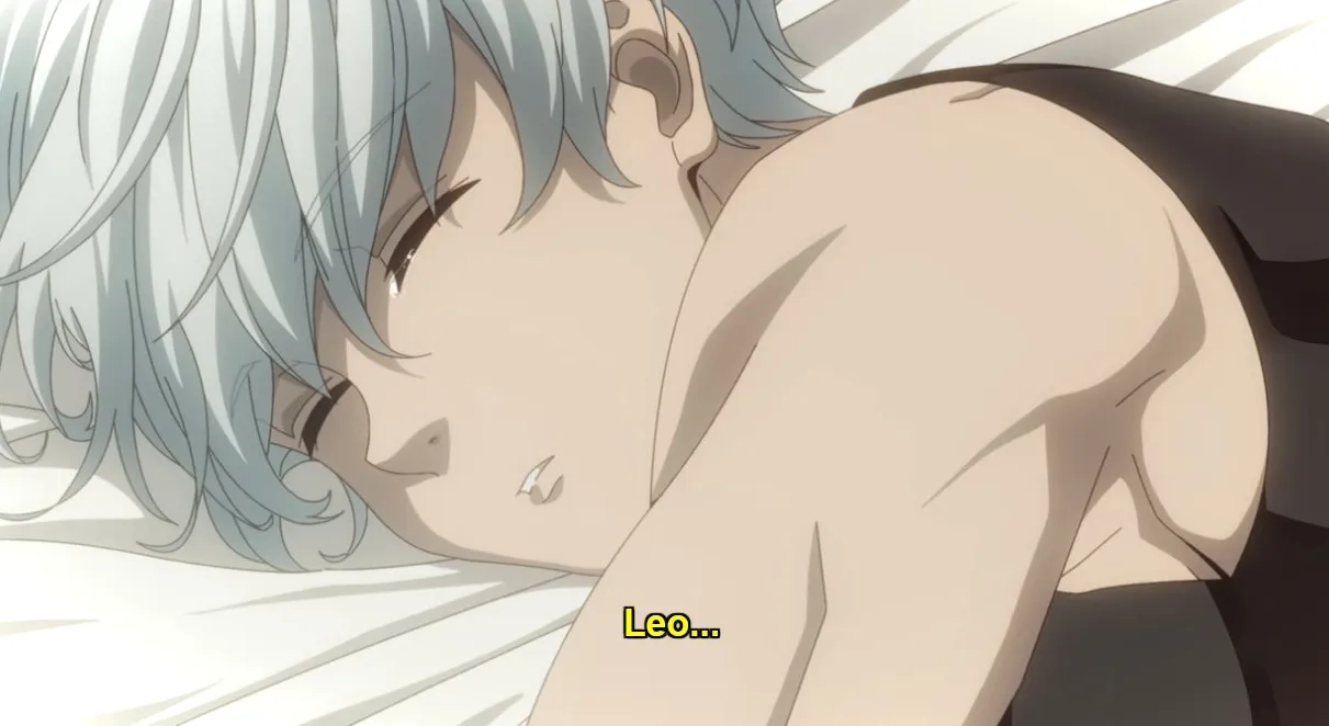 Ragna acostada en la cama y llorando.  Subtítulos: Leo...