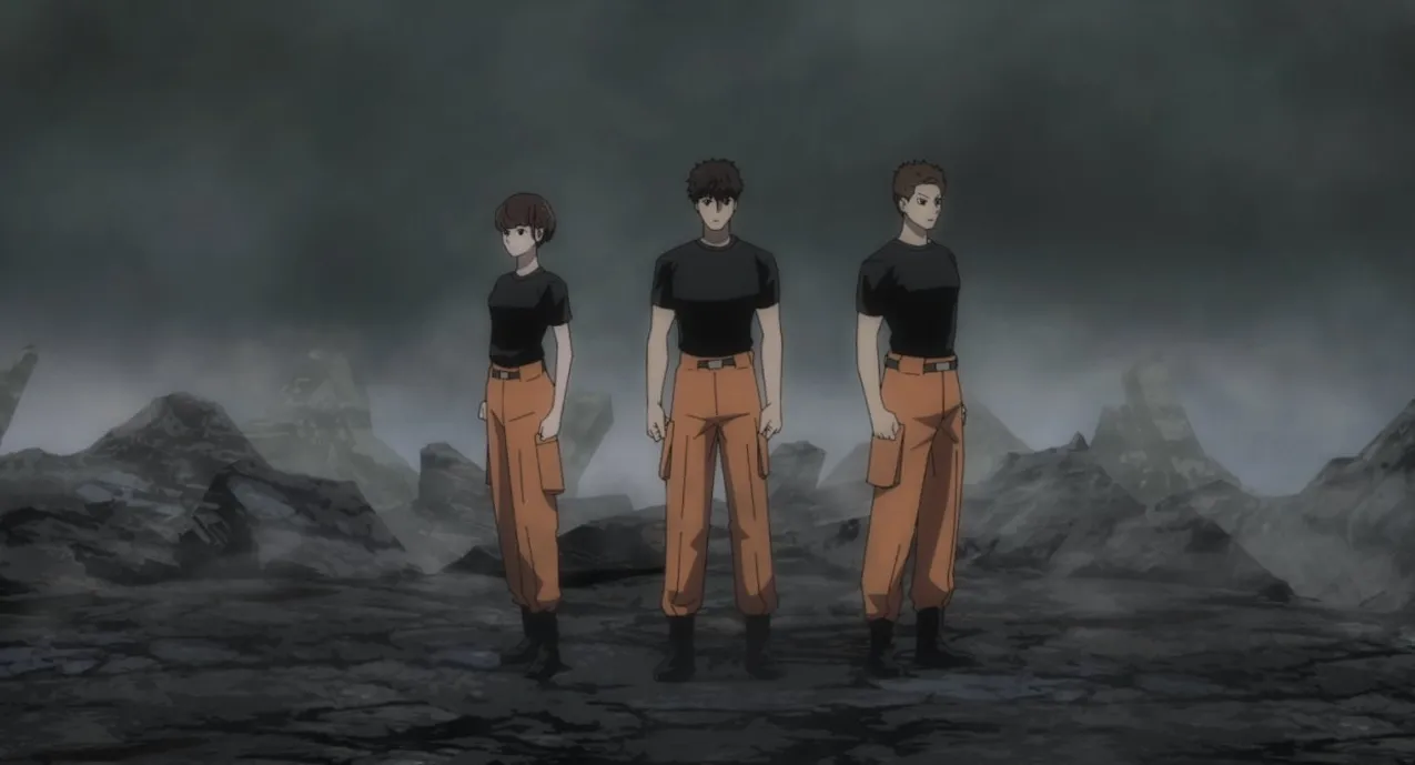 Yuki, Daigo y Shun de pie con pantalones naranjas y camisetas negras contra un fondo quemado.