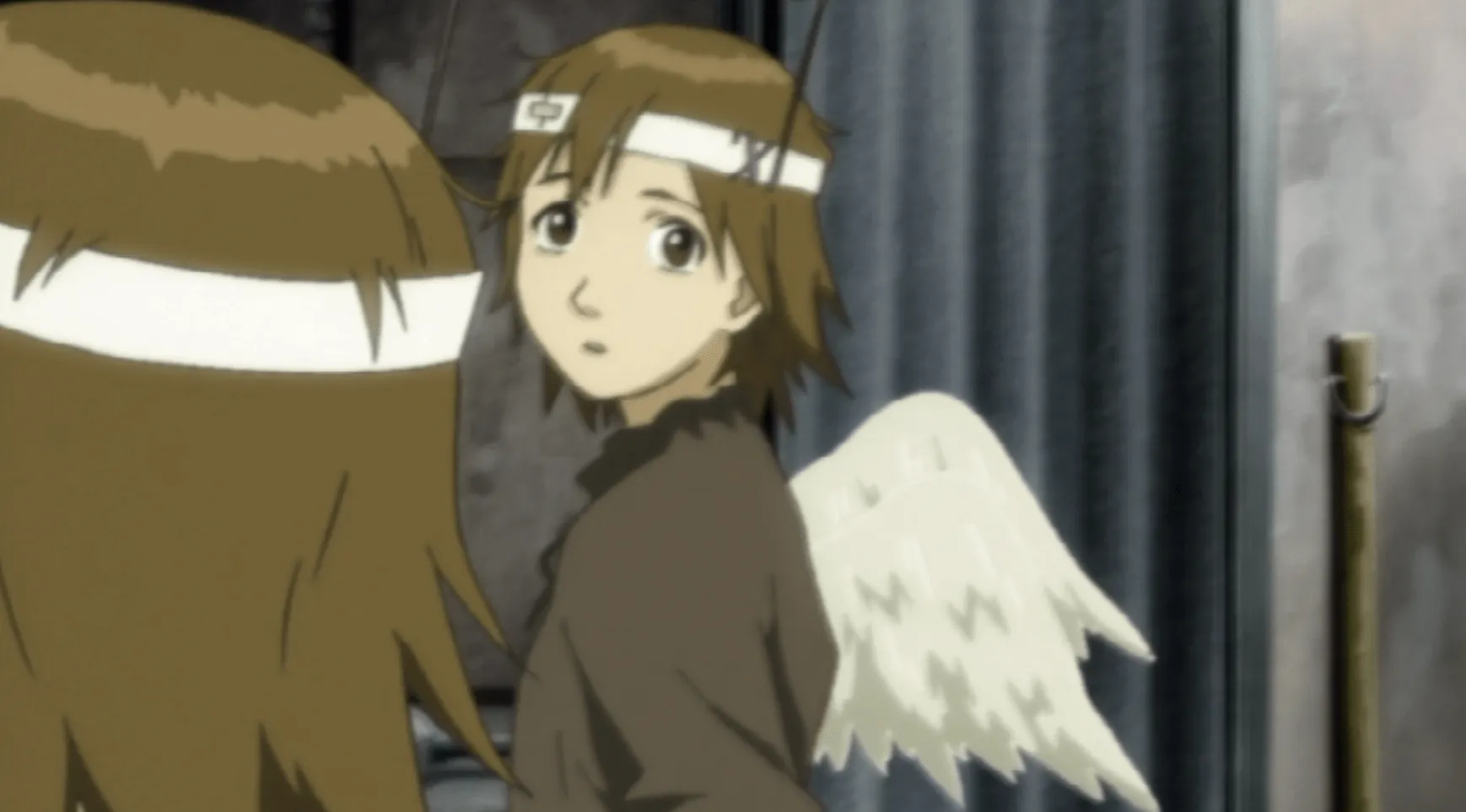 Rakka mira sus alas en el espejo.