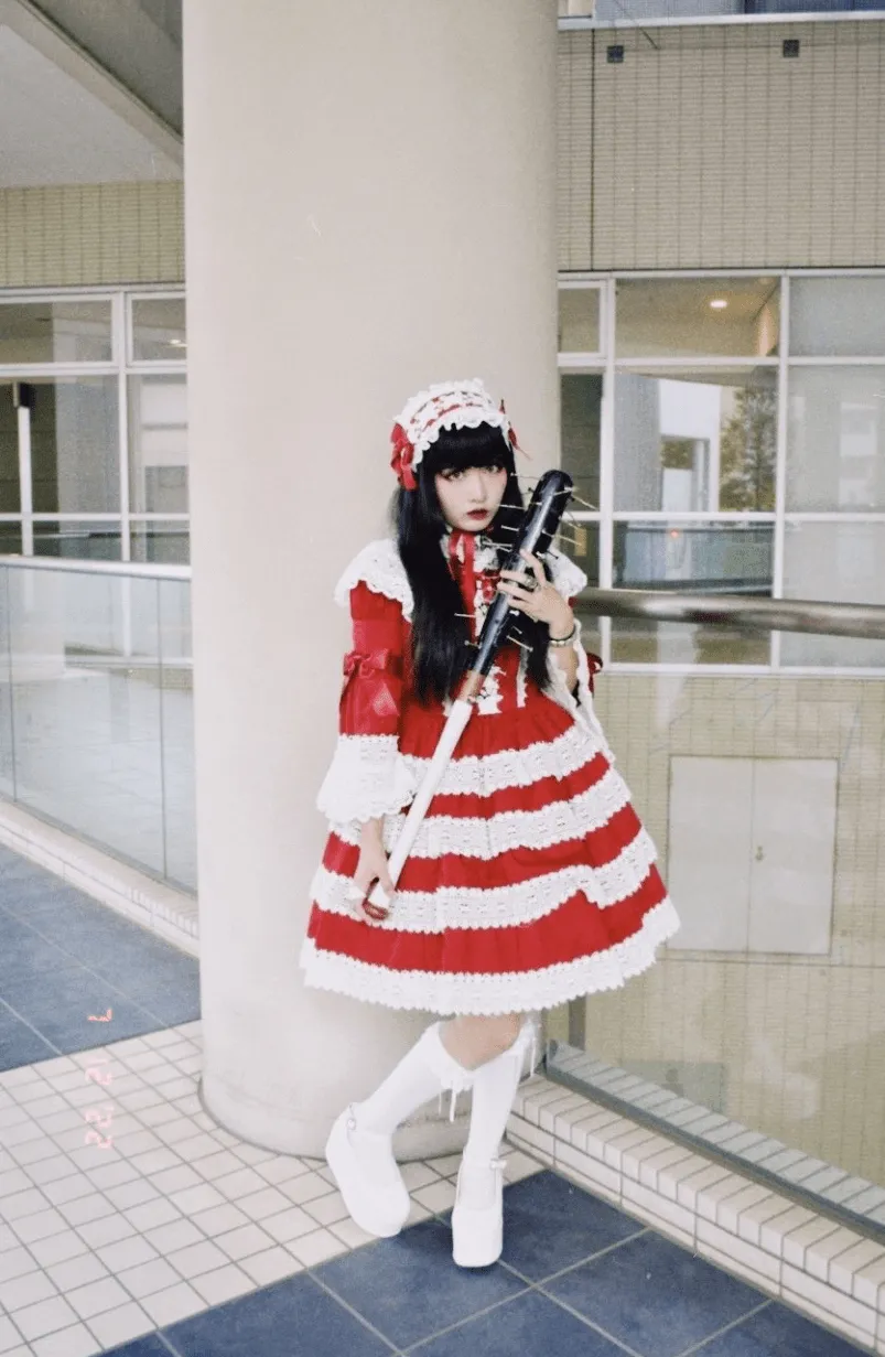Hamuka con un vestido rojo con volantes en capas