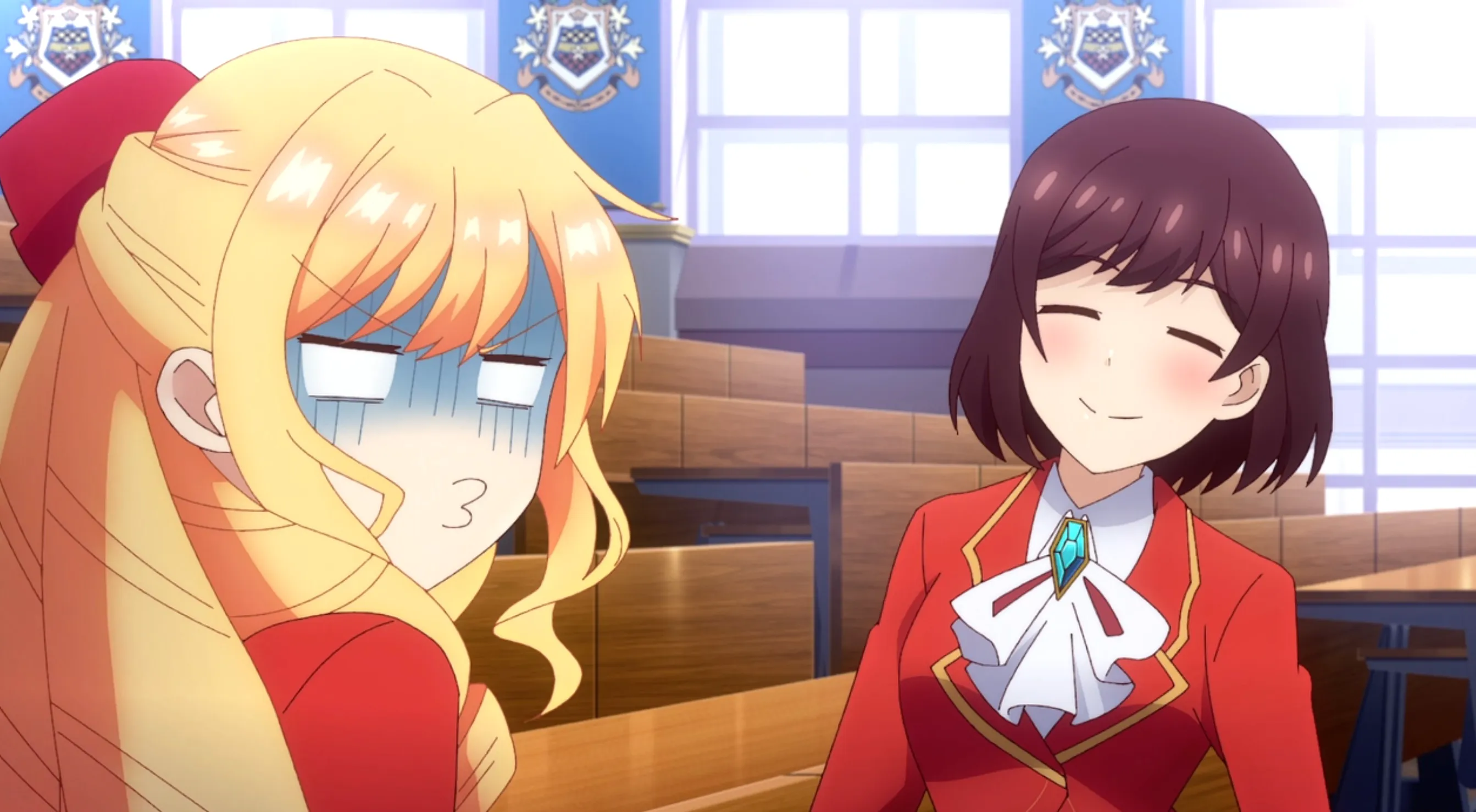 Claire hace pucheros y parece perturbada mientras Rae habla efusivamente sobre ella.