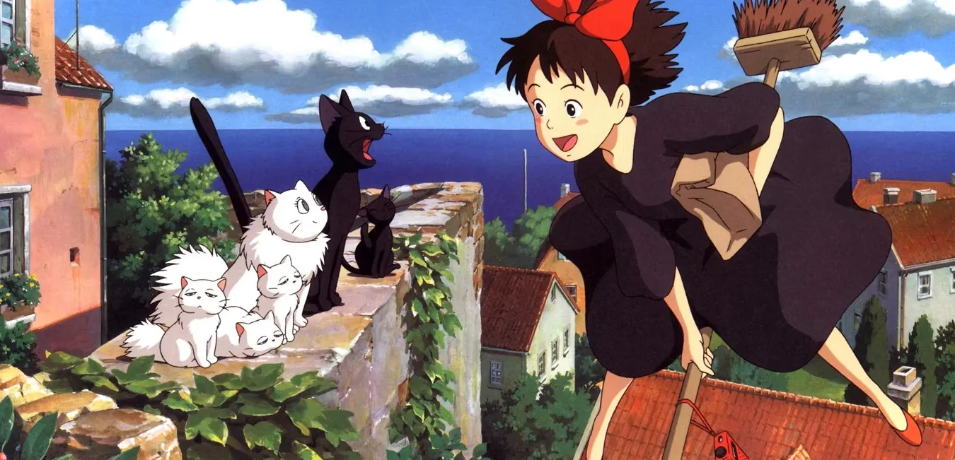 Kiki volando en su escoba y visitando una repisa donde están sentados Jiji, el gato blanco esponjoso, y sus gatitos.
