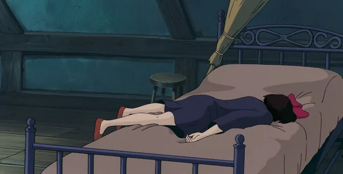 Kiki se dejó caer en su cama boca abajo, luciendo abatida.