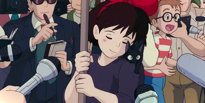 Imagen de Kiki's Delivery Service de una Kiki triunfante siendo entrevistada por periodistas.