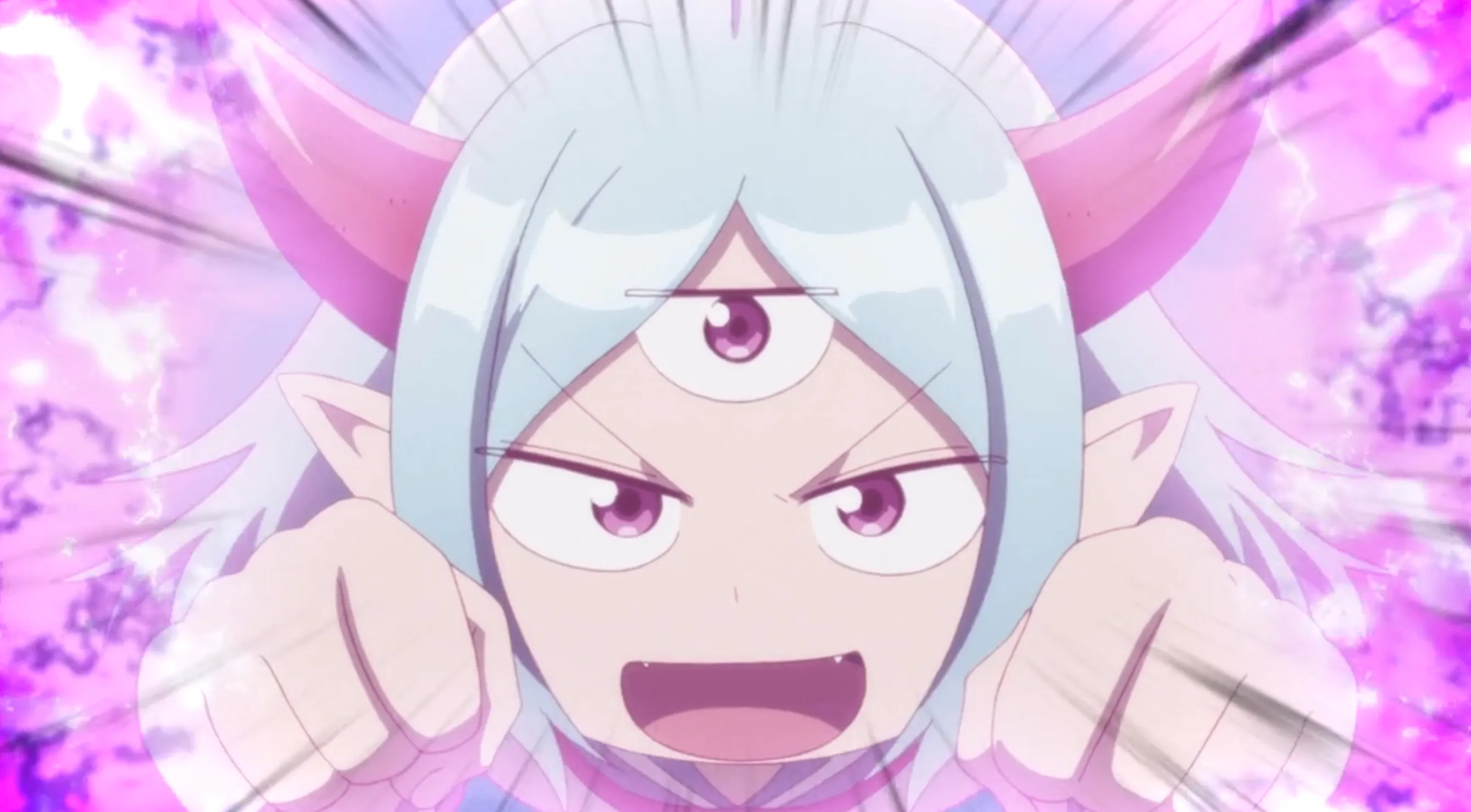 Primer plano de una criatura demoníaca chibi con tres ojos, cuernos rojos y cabello verde pálido acercándose a la cámara rodeada de energía rosa