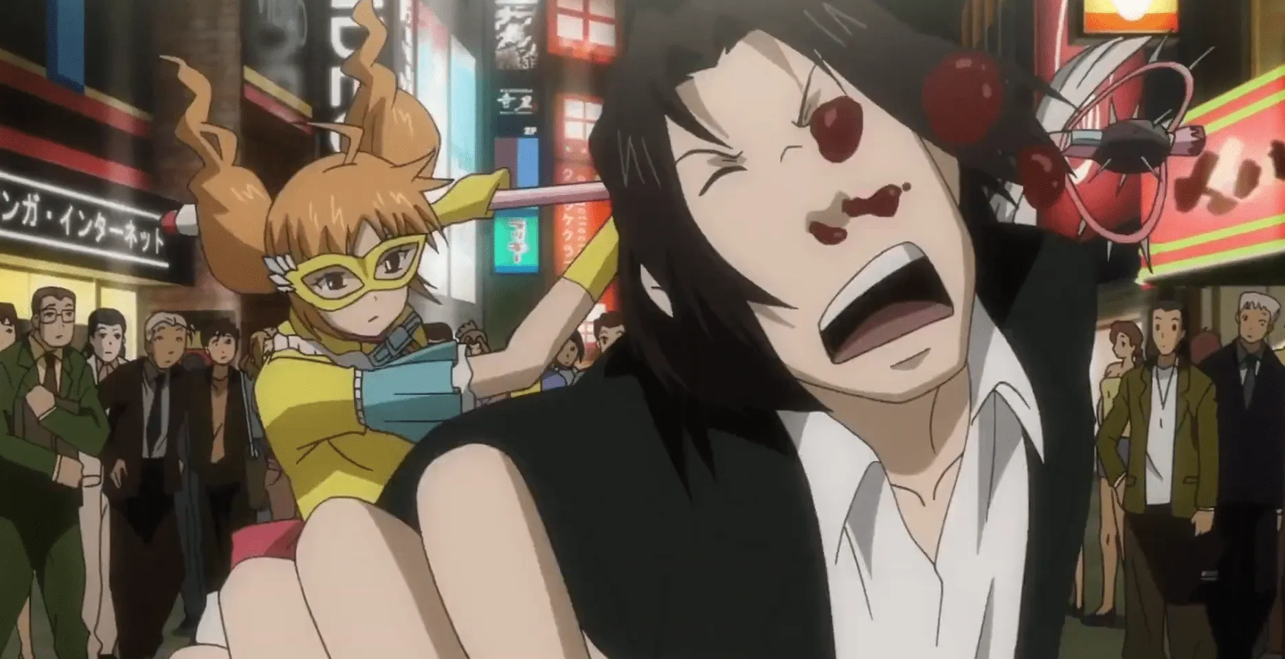Mari golpeando a un hombre con su porra