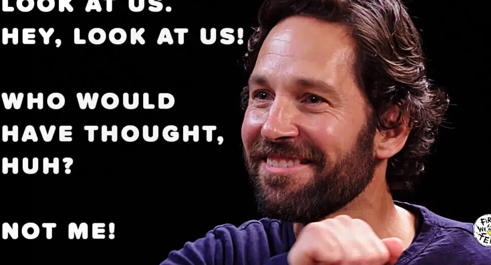 Paul Rudd en Hot Wings diciendo: Míranos. Oye, míranos. ¿Quién lo hubiera pensado, eh? ¡Yo no!.