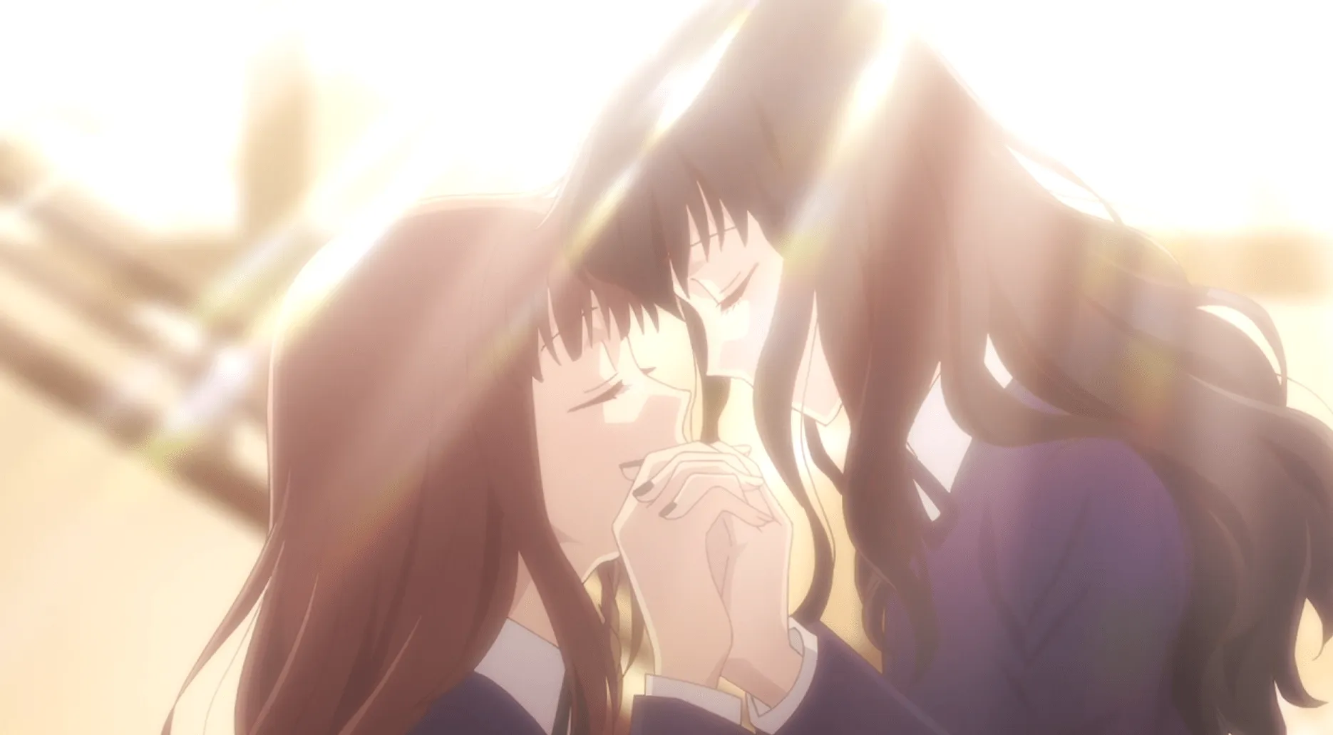 Saki y Tohru tocándose la frente con los dedos entrelazados.