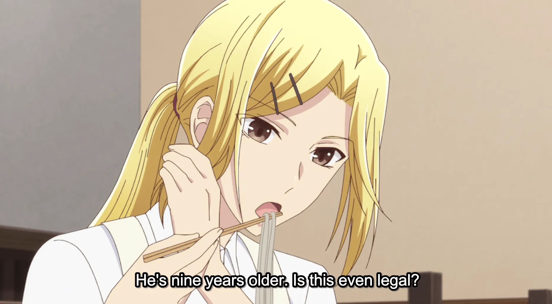 Arisa comiendo soba.  Él es nueve años mayor.  ¿Es eso siquiera legal?
