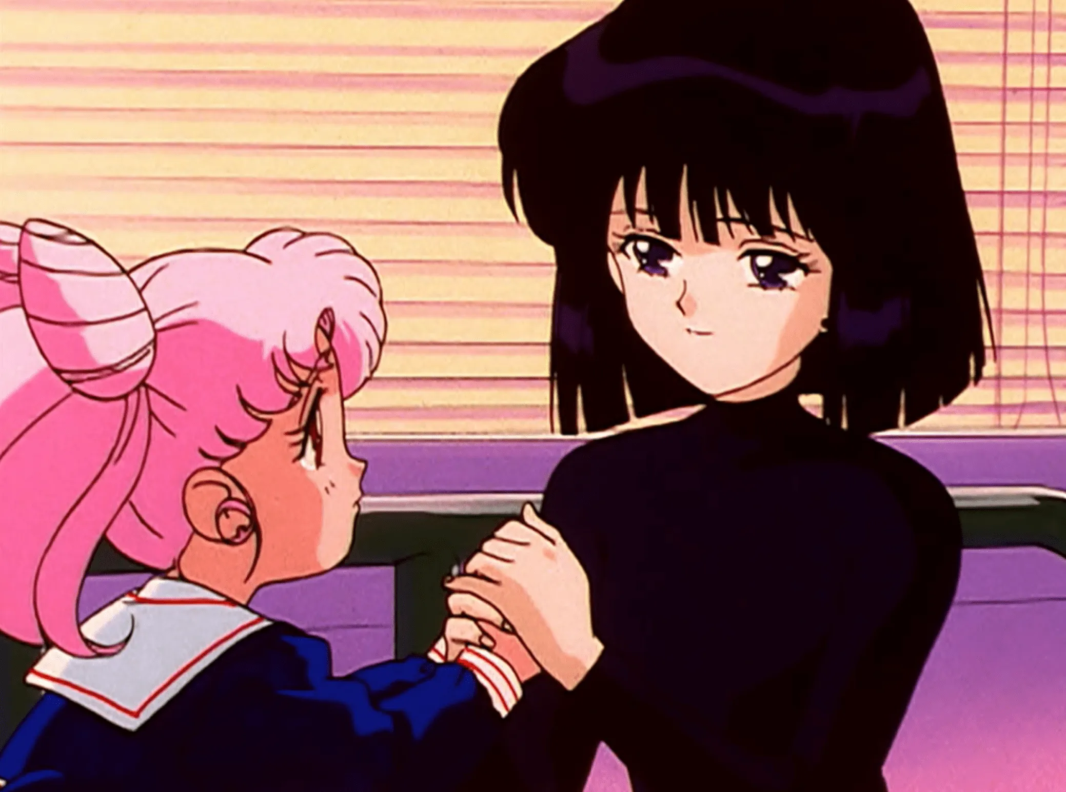 Chibiusa sosteniendo la mano de Hotaru en el hospital, y Hotaru consolando a Chibiusa.