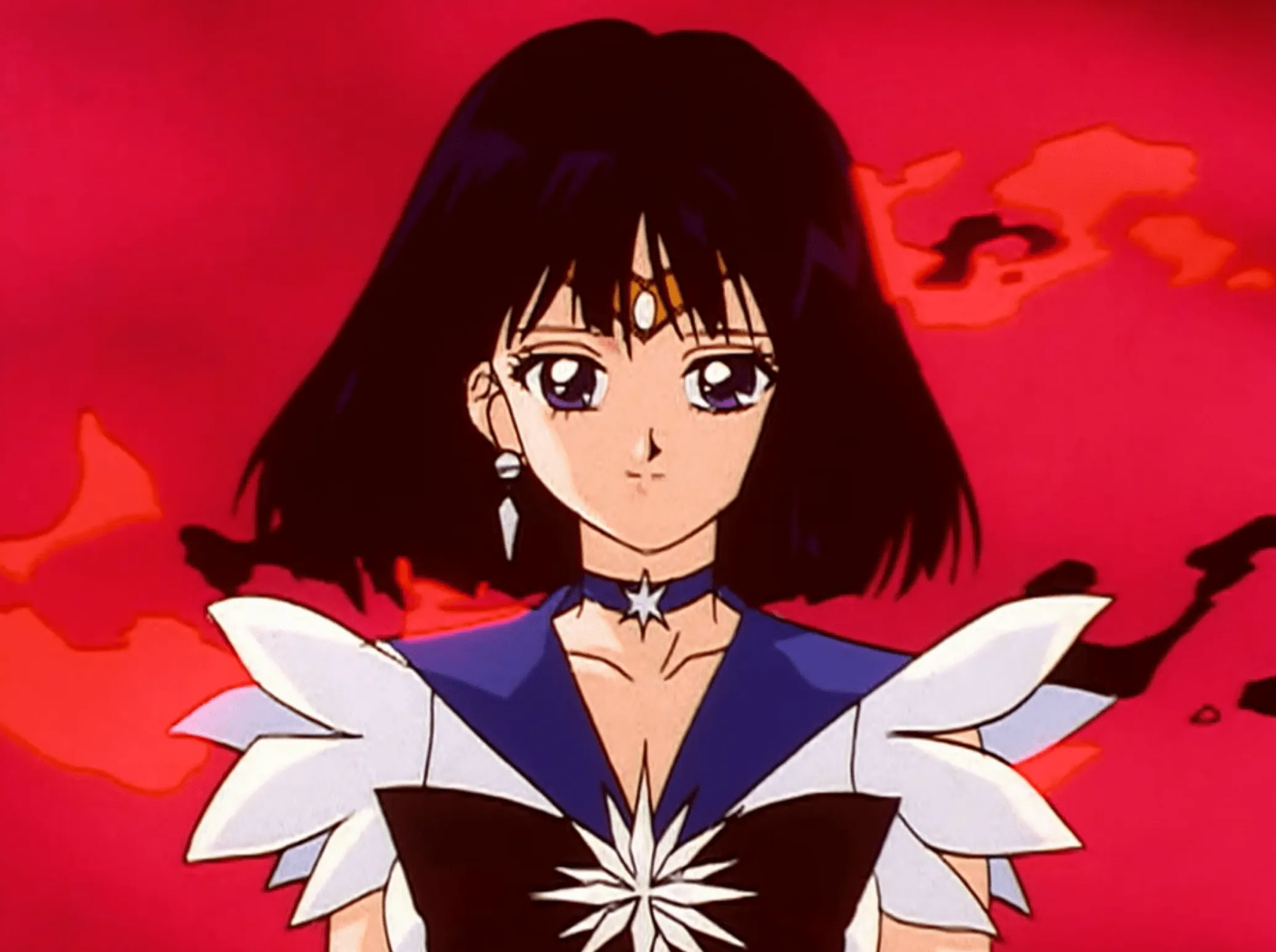 Hotaru como Sailor Saturn mira a la cámara sobre el fondo de Pharaoh 90 destruyendo Tokio.