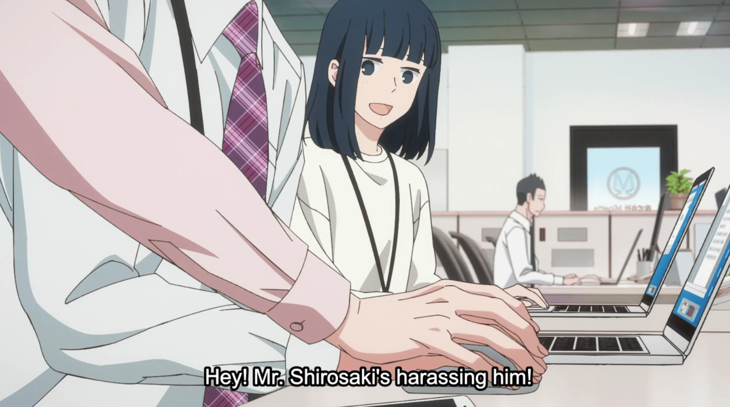 Una compañera de trabajo sonriendo mientras señala ¡Oye!  ¡El señor Shiroksaki lo está acosando!  En primer plano, la mano de Shirosaki está sobre la mano de Momose.