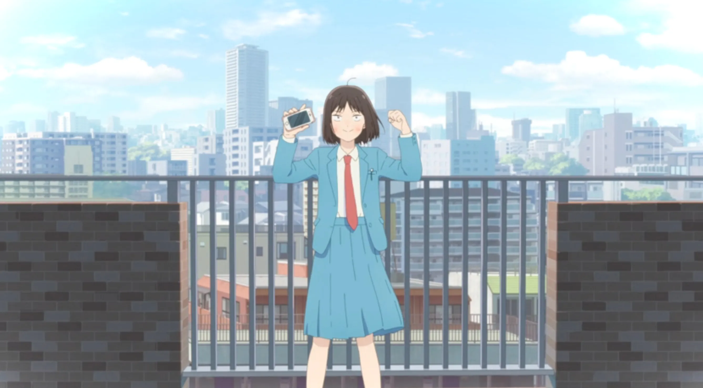 Mitsumi parada en una pose de poder con su uniforme escolar, una chaqueta azul, falda y corbata roja.  En el fondo hay un horizonte de la ciudad.
