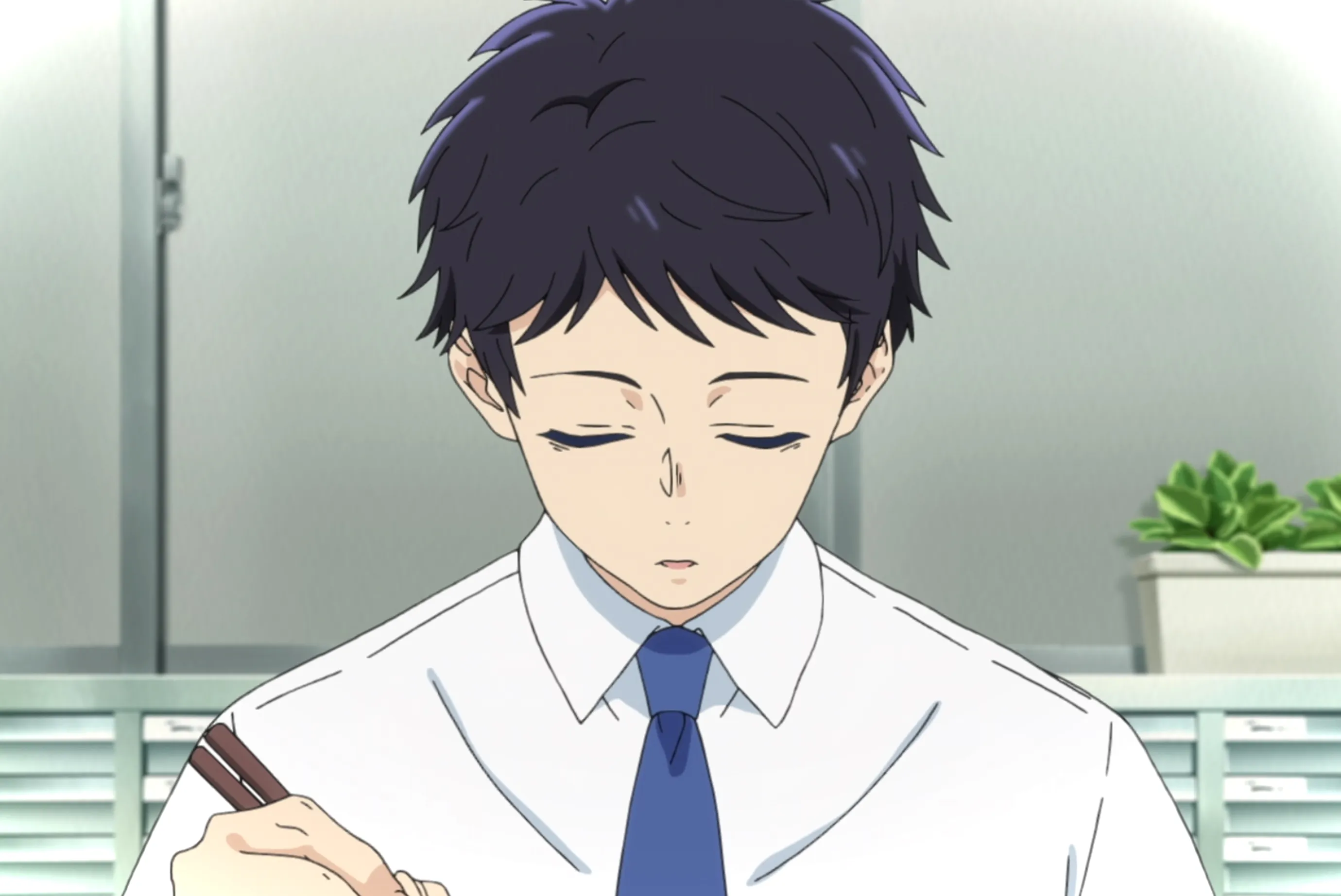 Hayato se queda dormido en el escritorio de su oficina.