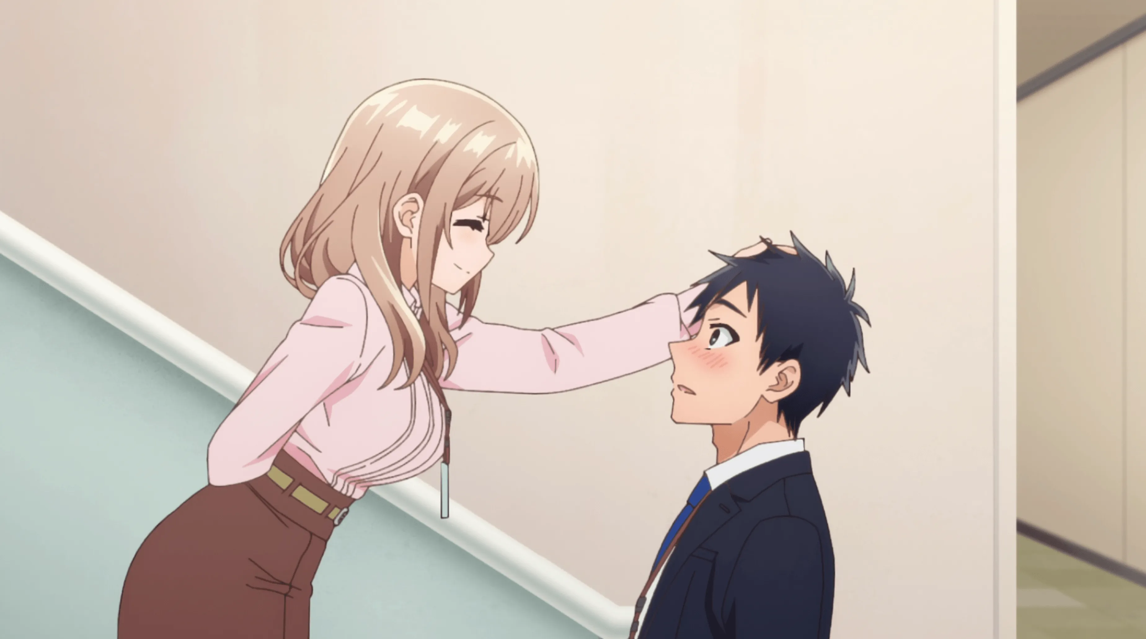 Shiori tranquiliza a Takuma con una palmadita en la cabeza.