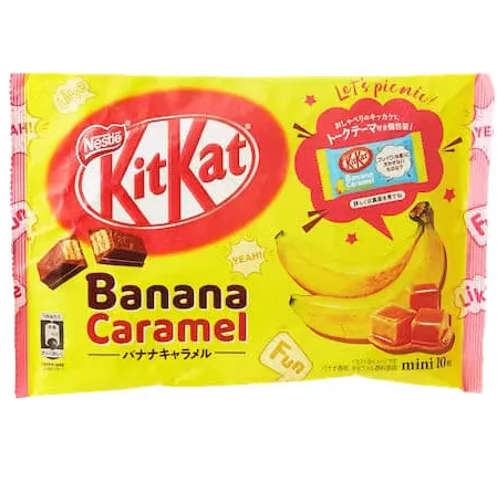 La bolsa KitKat Banana Caramel es de color amarillo brillante con imágenes de un plátano con cubitos de caramelo.