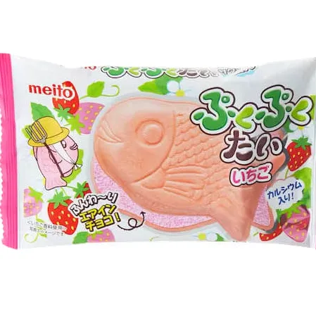 El pequeño empaque blanco de Puku Puku Tai Strawberry con una oblea rosa con forma de pez.