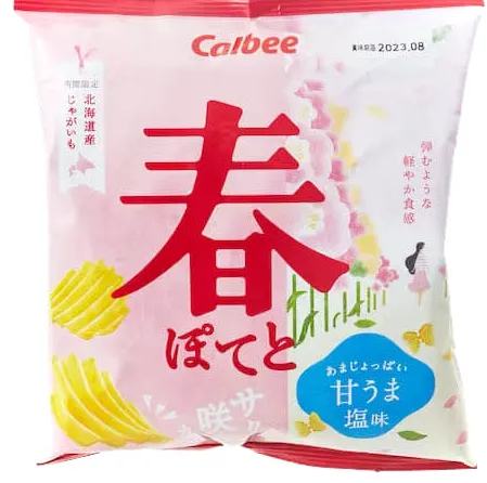 El bolso de Sweet  Salty Spring Chips es rosa y blanco y la marca cubre la mayor parte del bolso.
