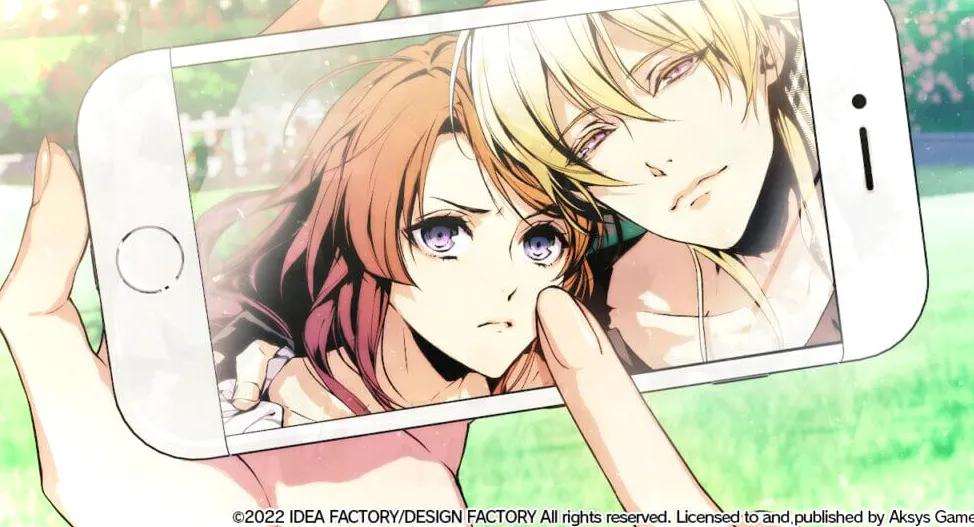 Una mano sostiene un teléfono inteligente en su mano izquierda y usa su dedo índice derecho para deslizarlo.  En la pantalla hay una selfie que Shion se tomó de él y de Hibari.