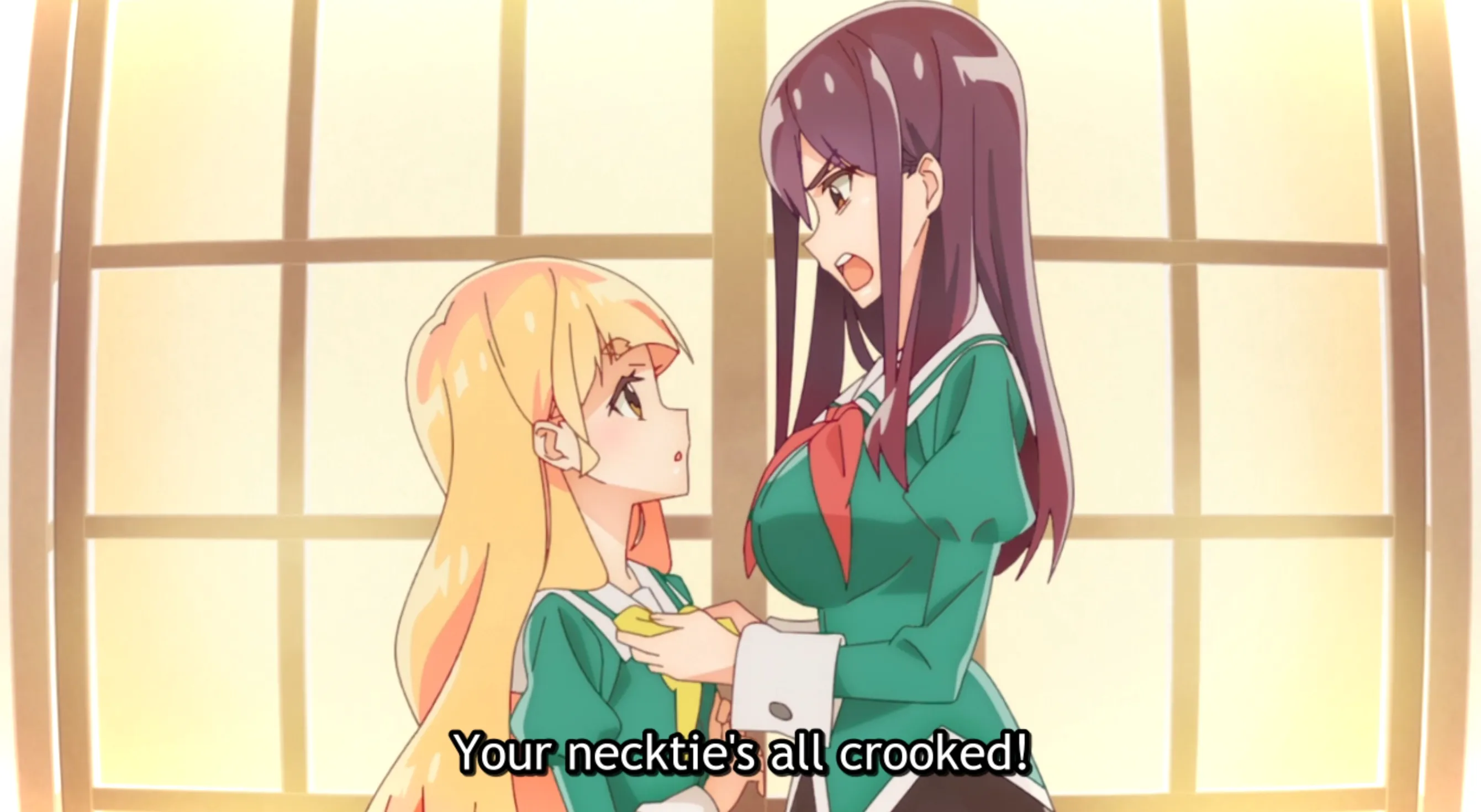 Mitsuki, enojado, ajusta el lazo de la camisa de Hime.  El texto del subtítulo dice: ¡Tu corbata está torcida!
