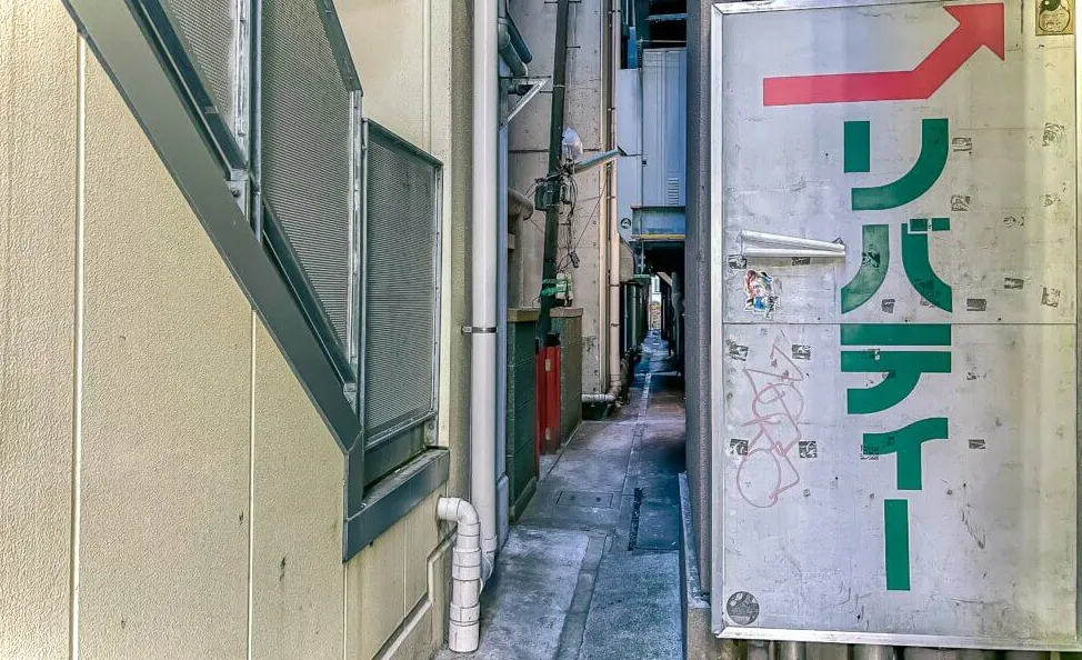 Al final de un callejón muy estrecho se encuentra la puerta roja de entrada al pequeño santuario.