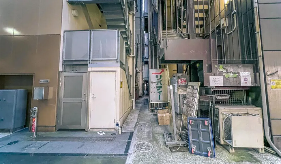 Detrás de los edificios que conducen a un callejón estrecho en Akihabara