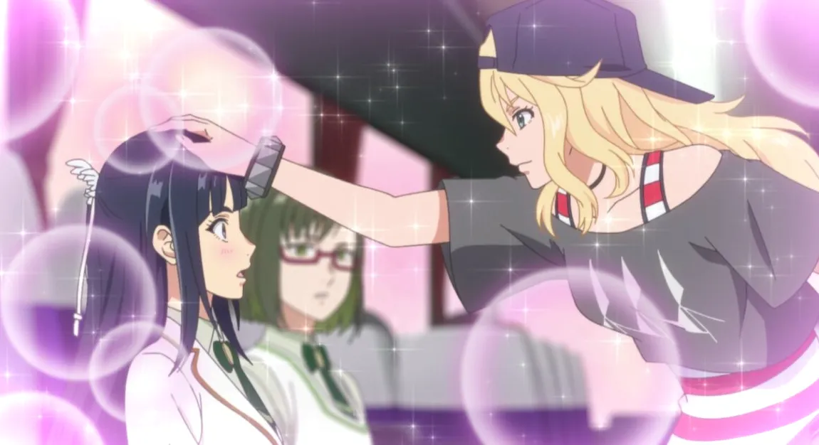 Eve acariciando a Aoi en la cabeza, con el marco rodeado de burbujas rosas.