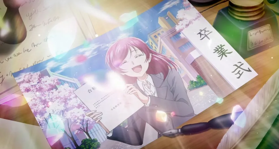 una foto de Nozomi sonriendo en su graduación universitaria
