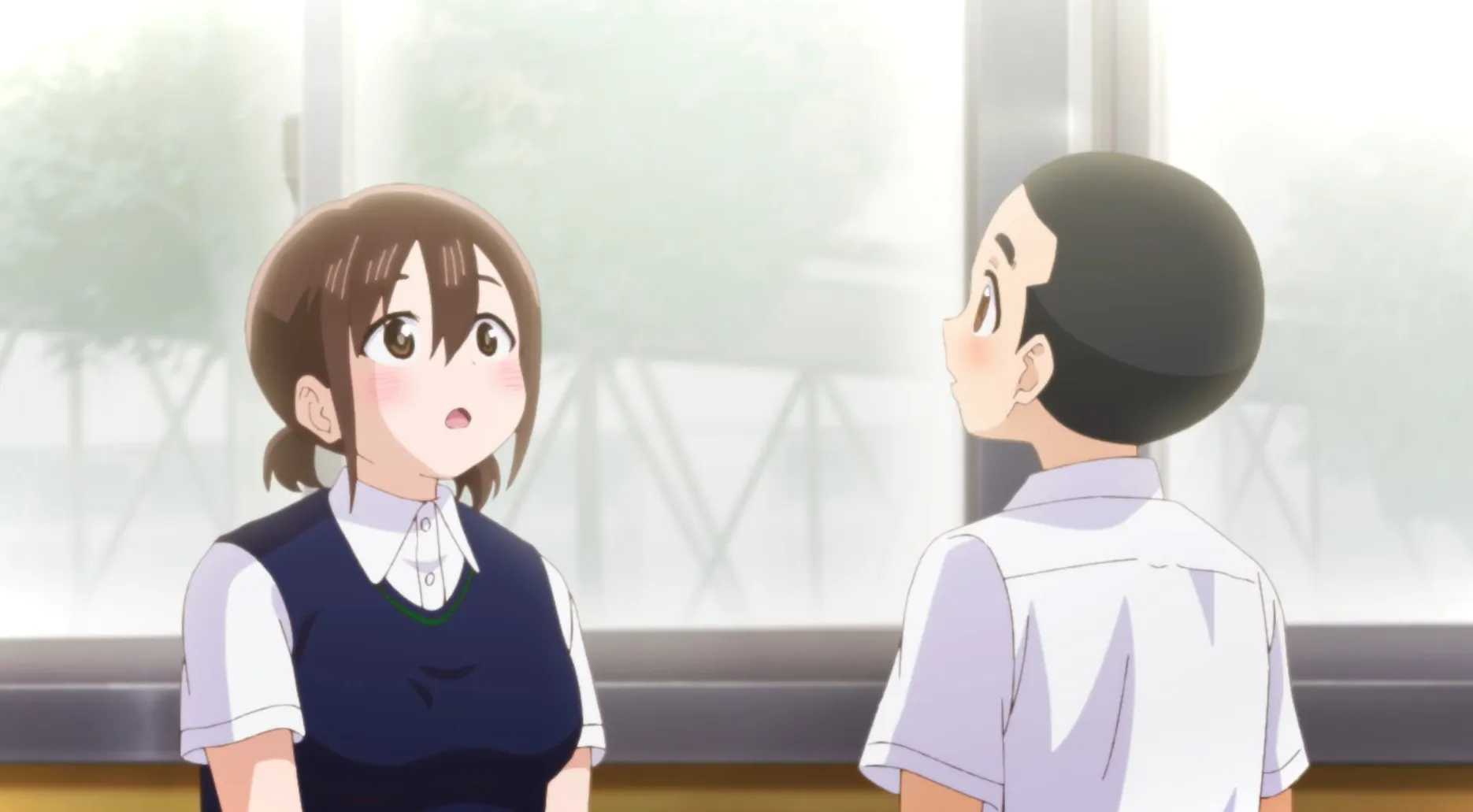 Hara y su compañera de clase escuchan un ruido.
