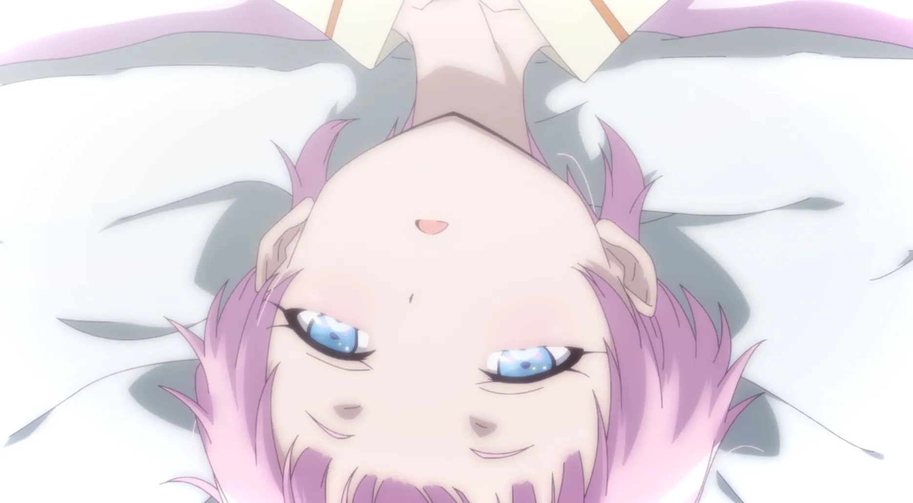 Hina, ojos desenfocados.