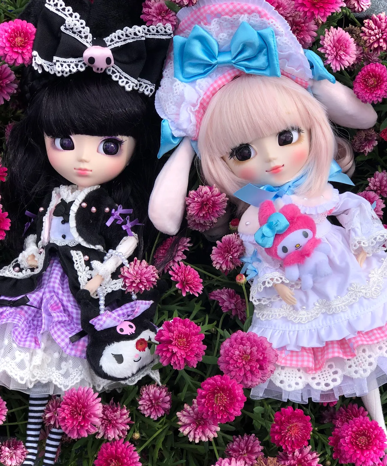un par de muñecas lolita, una con temática blanca y rosa y la otra negra y morada