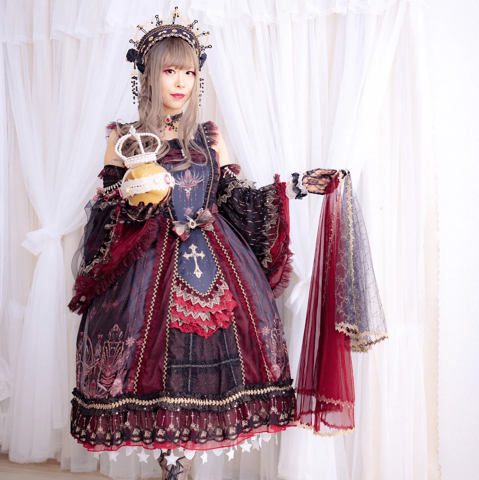 un vestido lolita reina con una corona