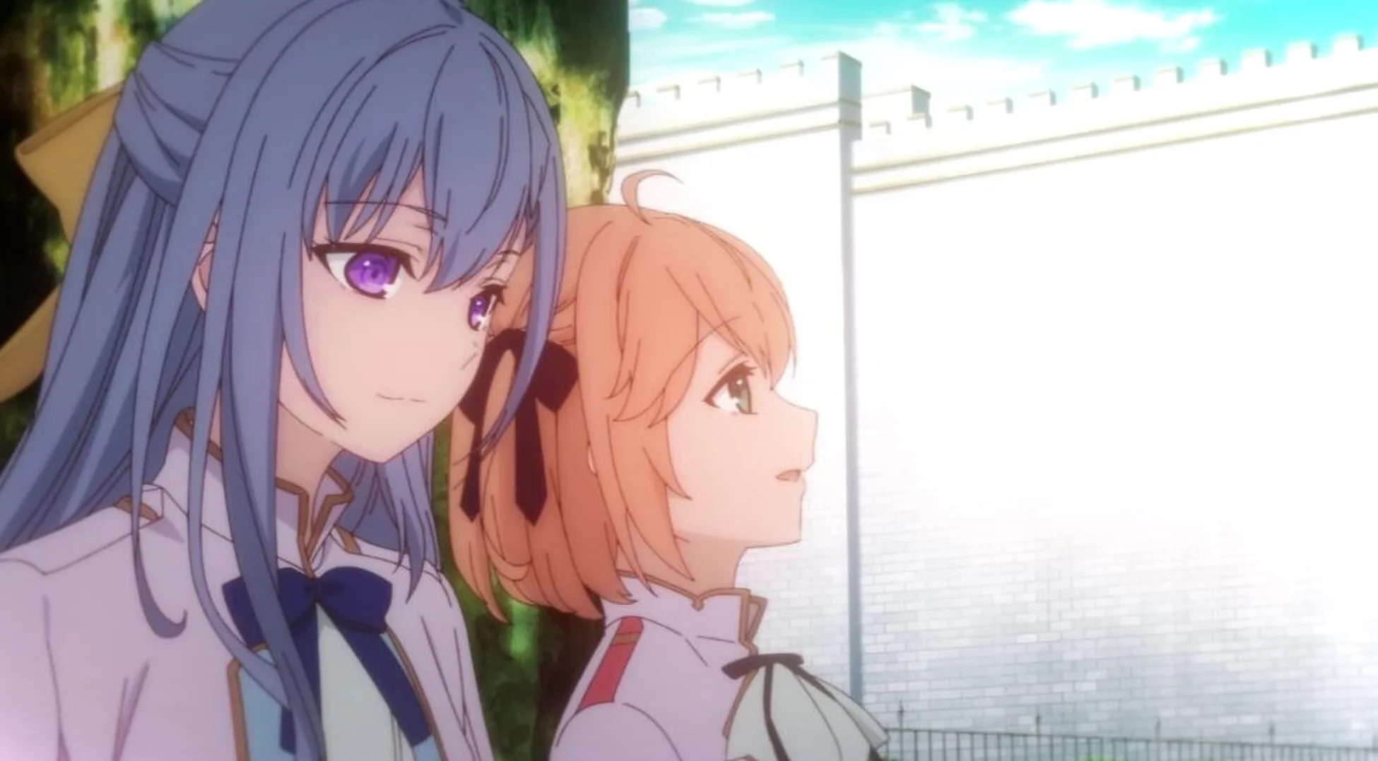 Anis y Euphie sentadas juntas bajo un árbol