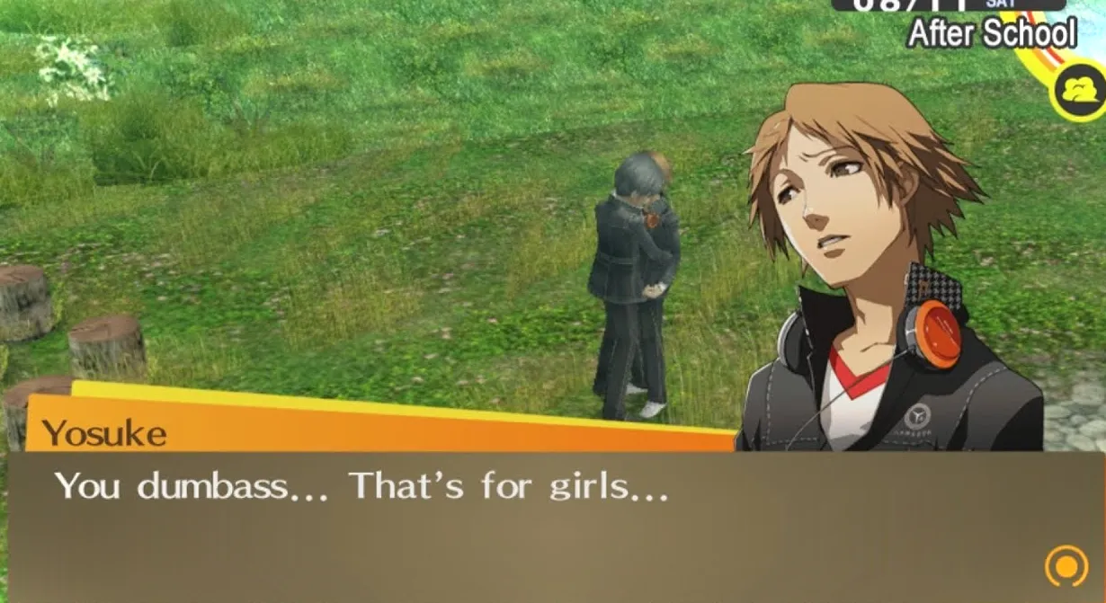 El protagonista abrazando a Yosuke.  Idiota... eso es para chicas...