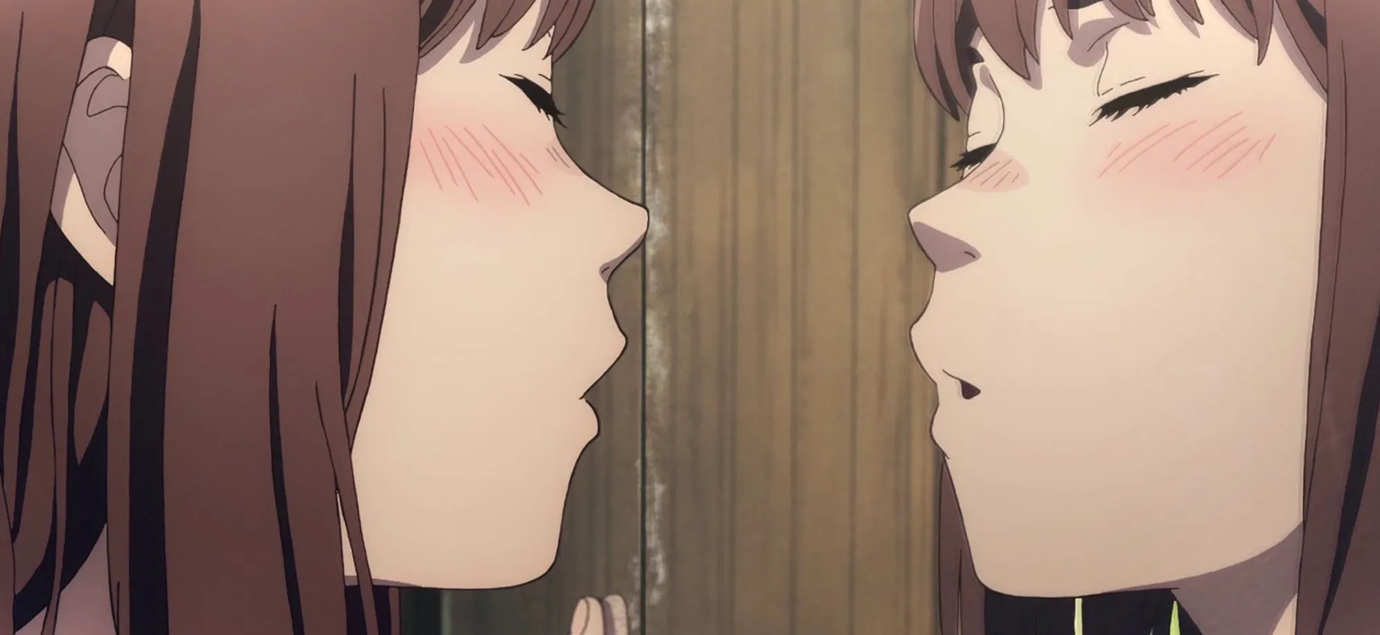 Kiruko besándose en el espejo.