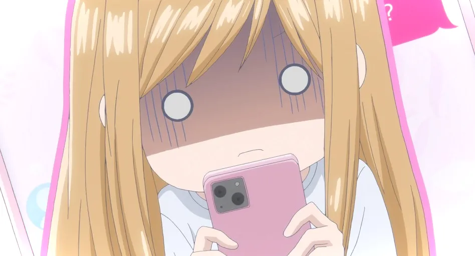 Akane mirando su teléfono